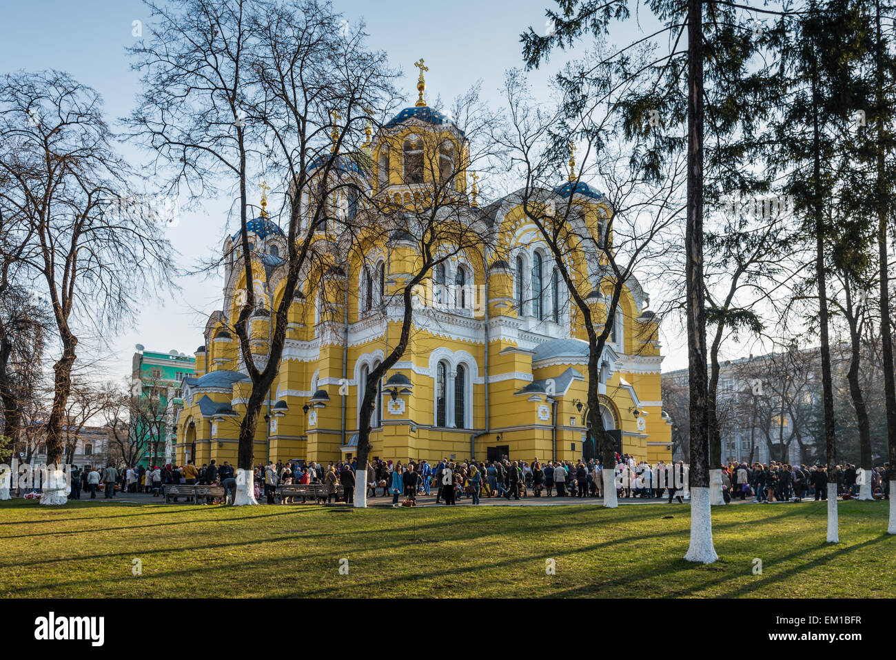 Menschen warten auf seine Körbe von Lebensmitteln während der Zeremonie der Heiligen Ostersonntag vor St. Volodymyr Kathedrale Segen Stockfoto