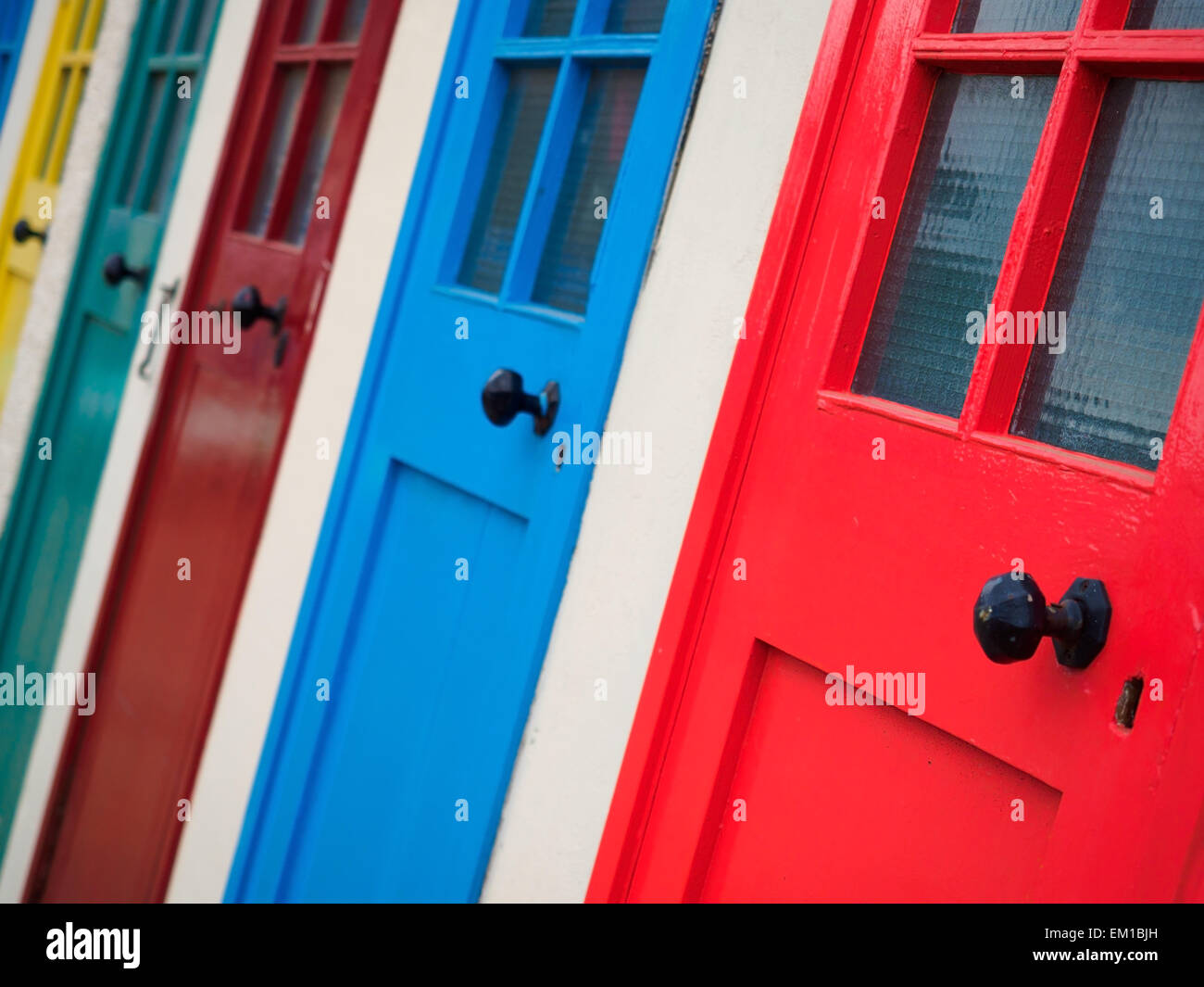 Eine Reihe von bemalten Türen in leuchtenden Farben auf dem Meer Stadt von North Berwick, in Schottland. Stockfoto