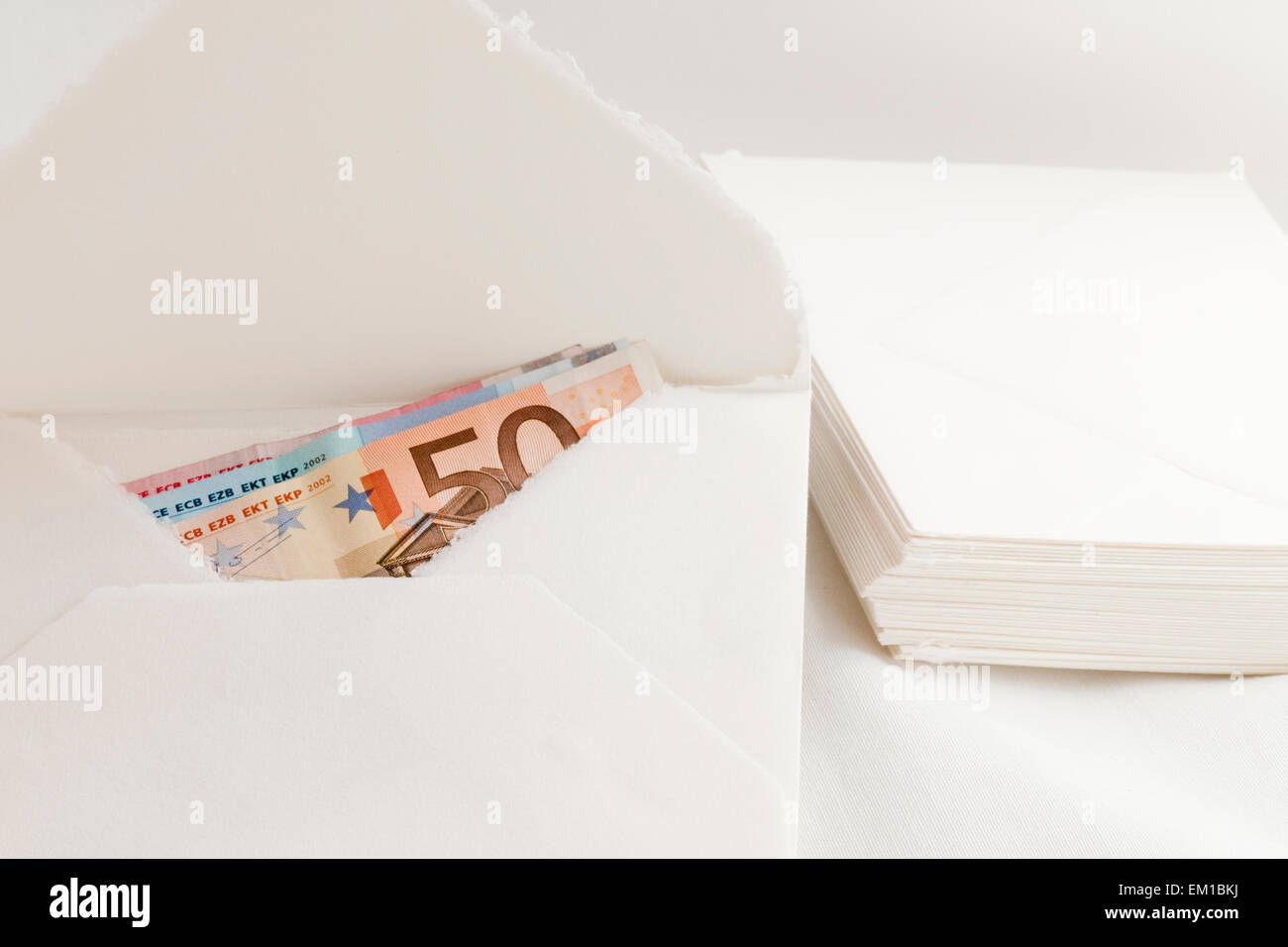 Geben Sie Geld in einem Umschlag Stockfoto