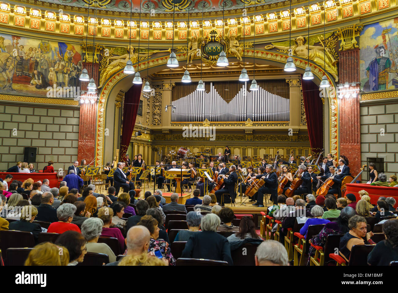 George Enescu Philharmonic Orchestra spielt in der rumänischen Athenaeum, Bukarest, Rumänien. Stockfoto