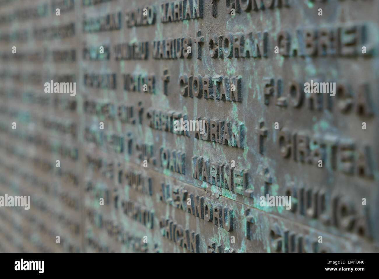 Details des Denkmals in Revolutionsplatz mit Namen von Menschen, die in der Revolution in Bukarest, Rumänien gestorben. Stockfoto