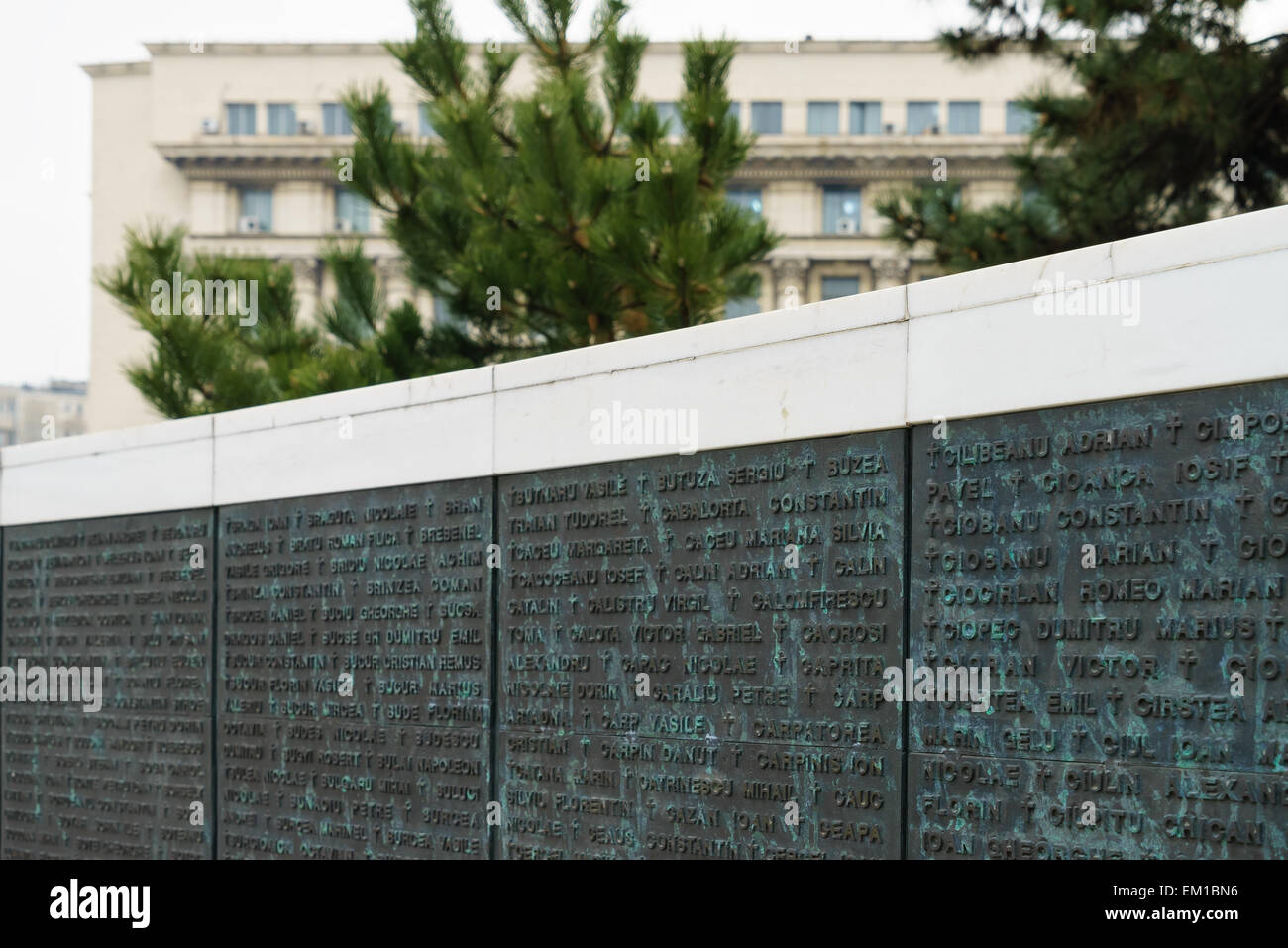 Denkmal in Platz der Revolution mit den Namen der Verstorbenen in der Revolution in Bukarest, Rumänien. Stockfoto