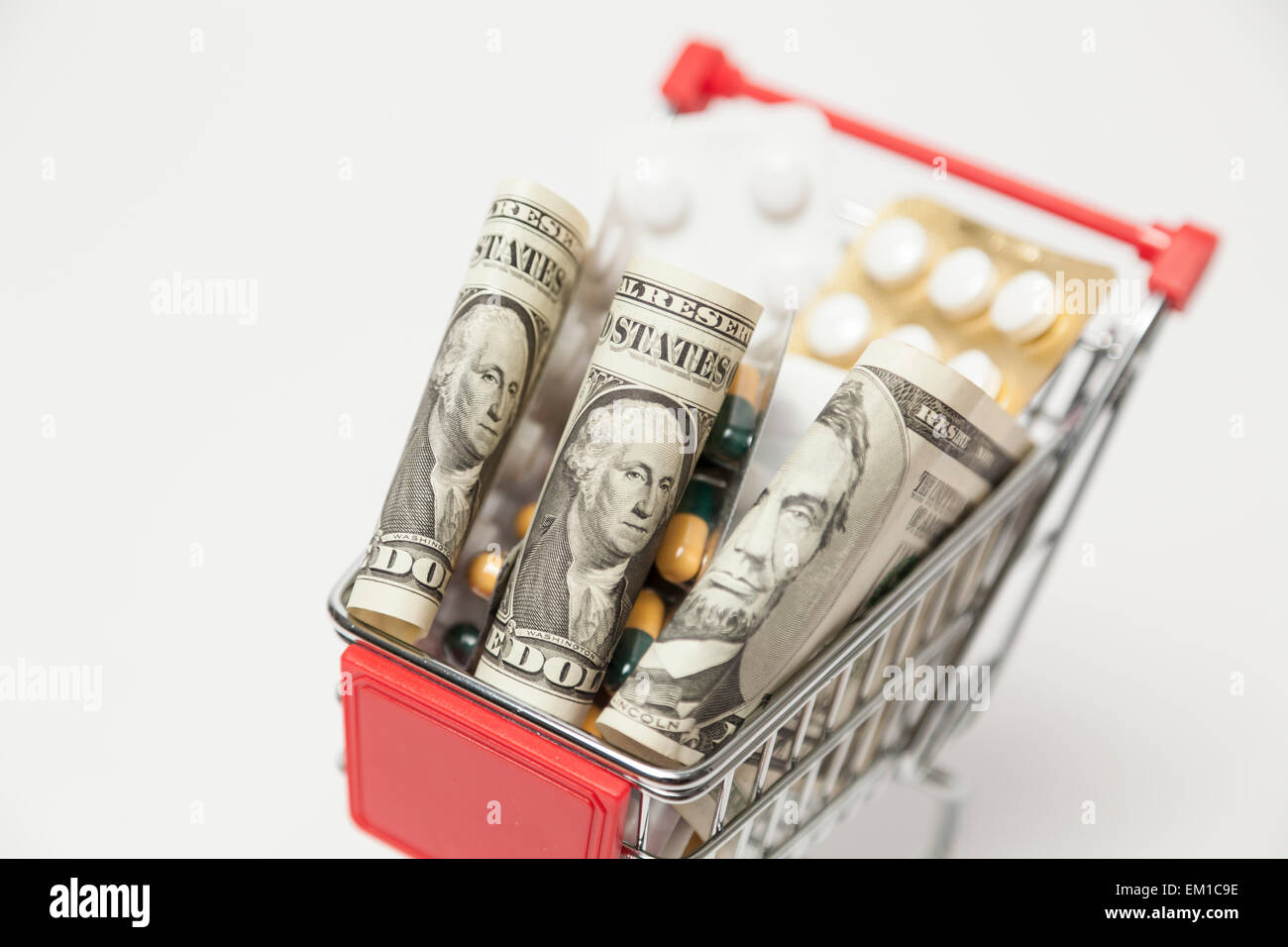 Dollar und Medizin im Warenkorb Stockfoto