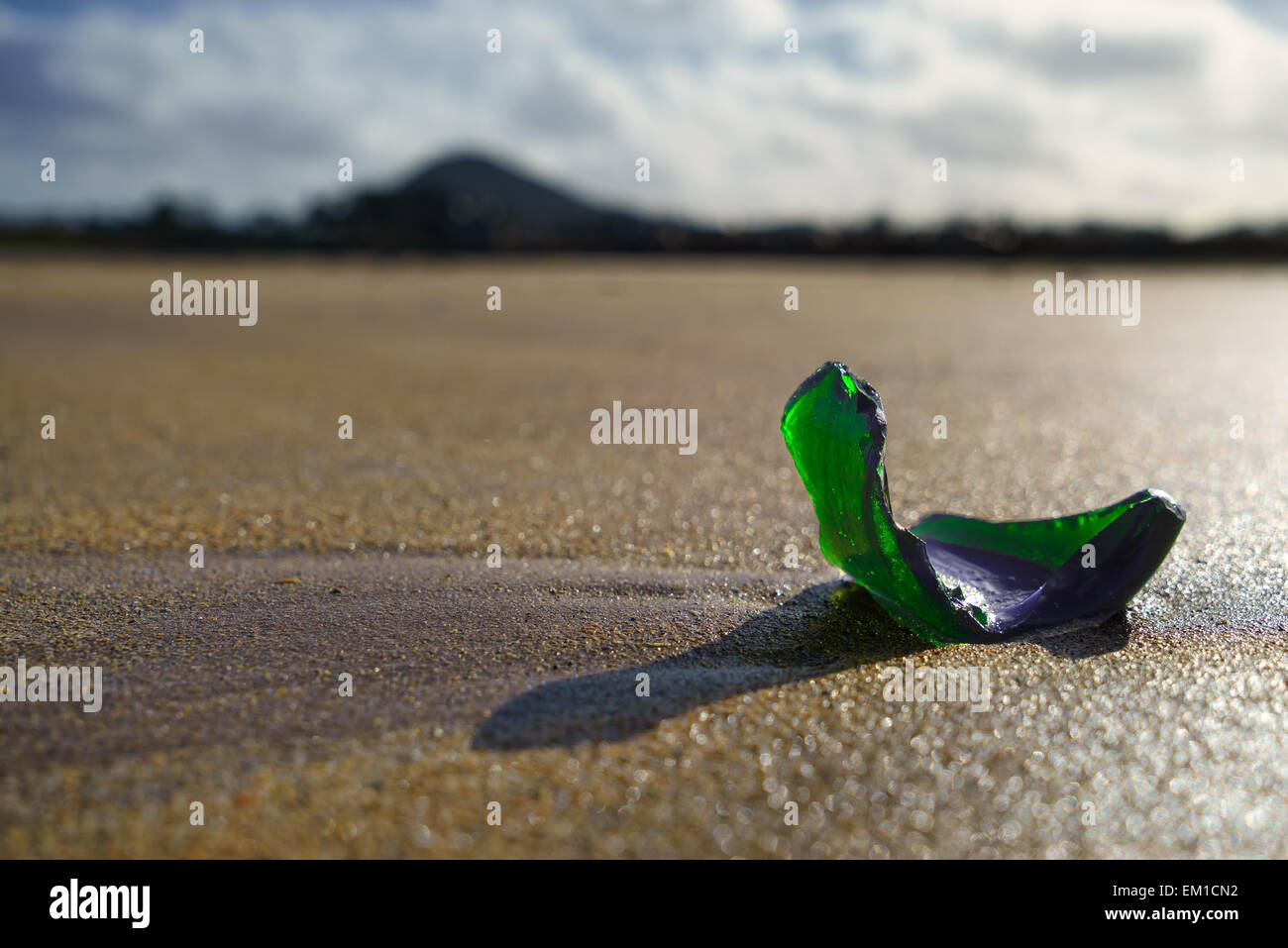 Ein Stück von scharfen Glas aus einer zerbrochenen Flasche an einem Strand in Schottland. Stockfoto