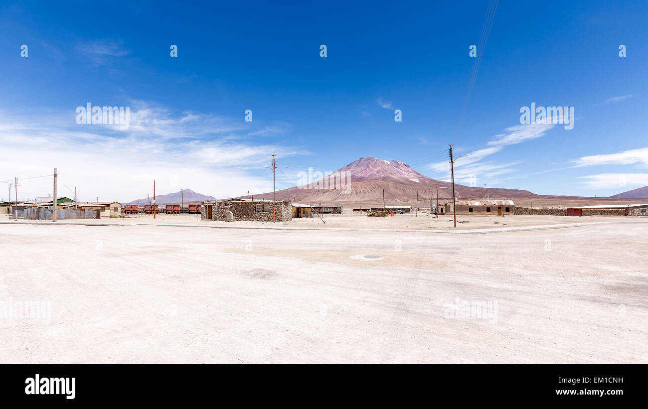 Die Stadt und Vulkan Ollagüe, Altiplano, Chile, Südamerika Stockfoto