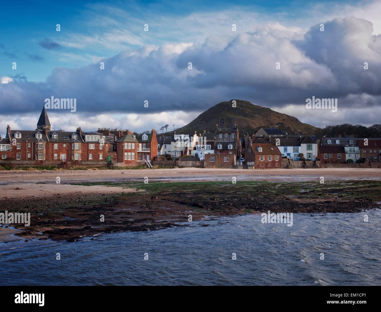 Wolken über der Küste Stadt North Berwick, East Lothian, Schottland. Der Hügel ist North Berwick Law, eines alten Vulkans. Stockfoto