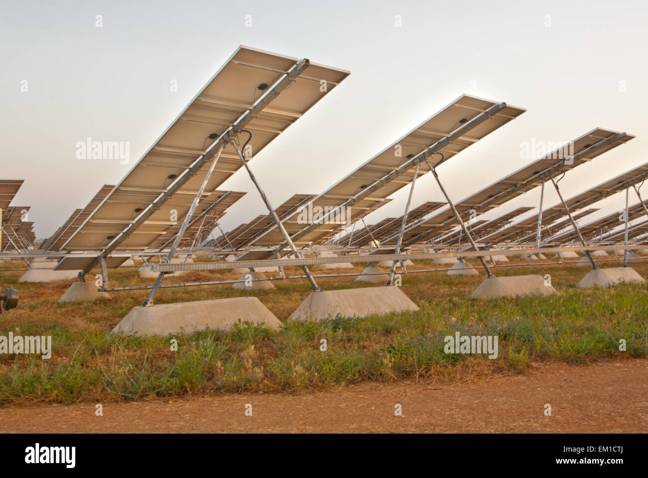 Solar Photovoltaik Paneele Feld zur Energiegewinnung bei Sonnenuntergang, Badajoz, Extremadura, Spanien Stockfoto