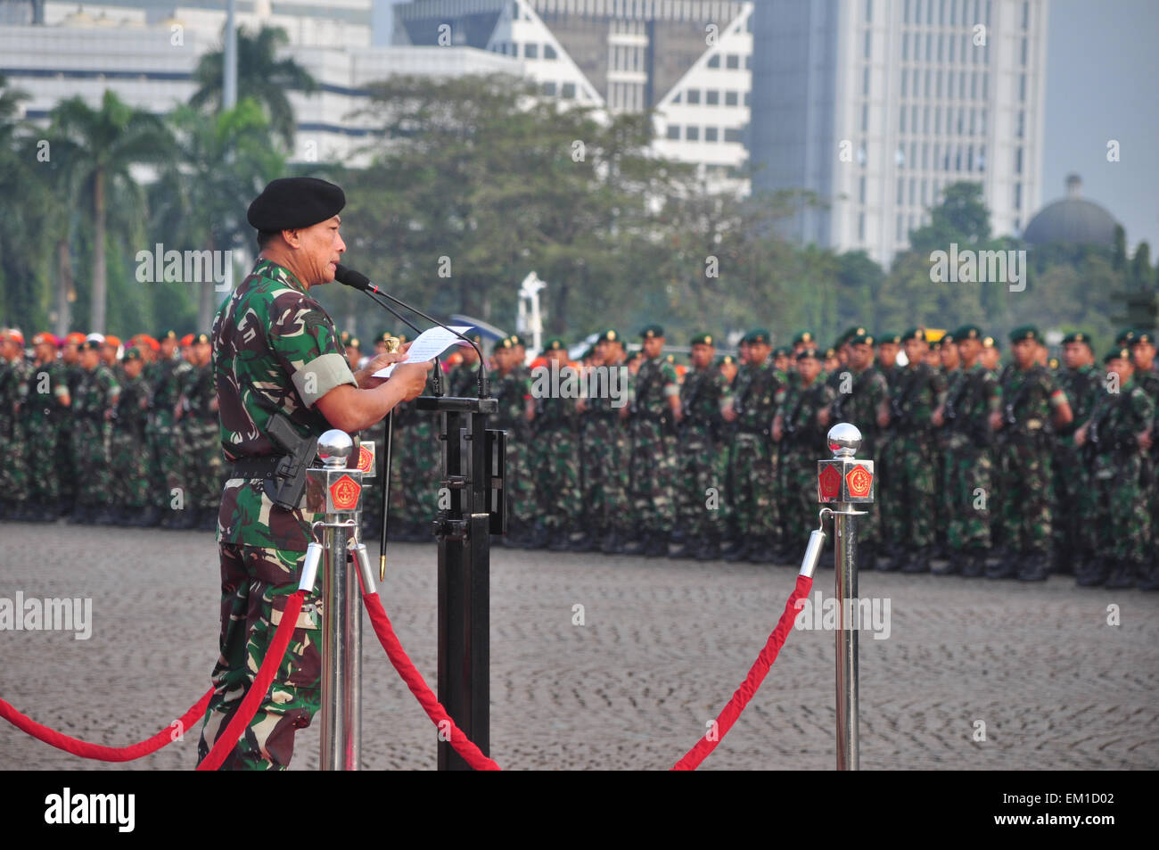 Jakarta, Indonesien. 15. April 2015. Indonesische militärische Befehlshaber General Moeldoko führt eine Zeremonie der asiatisch-afrikanischen Konferenz am National Monument in Jakarta Sicherheitskräfte. Bildnachweis: Dani Daniar/Alamy Live-Nachrichten Stockfoto