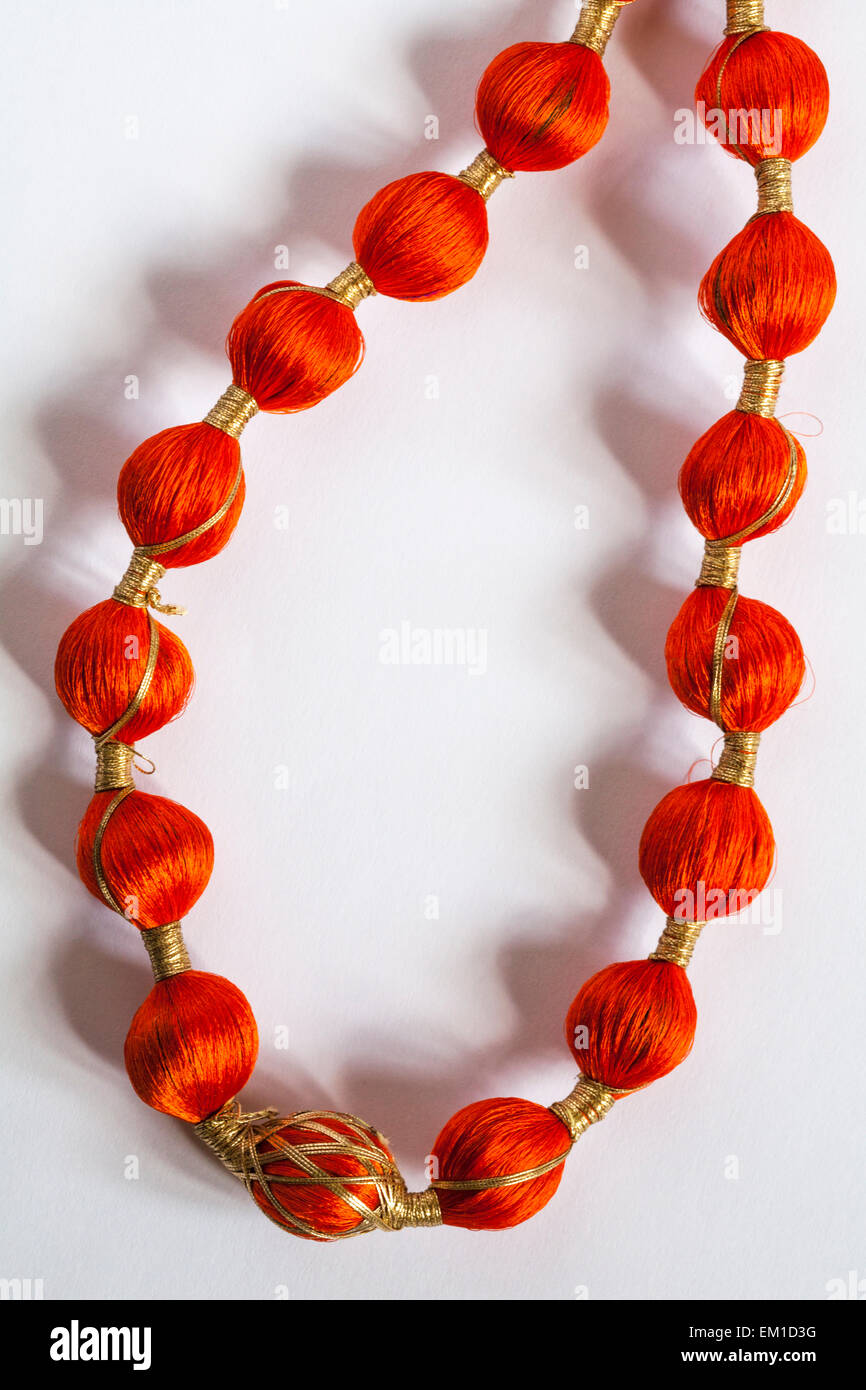 Reihe von orange farbigen Perlen Halskette set auf weißem Hintergrund Stockfoto