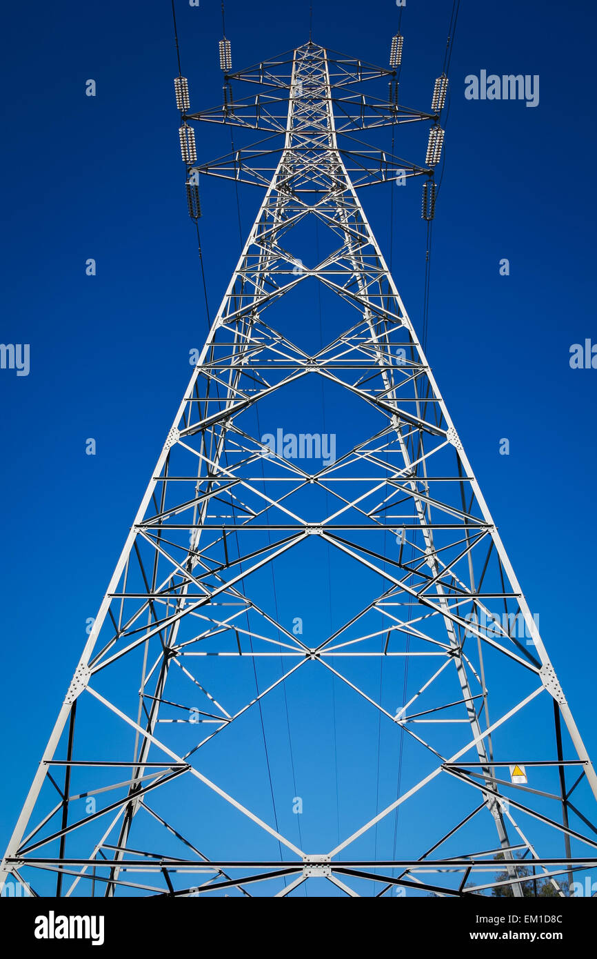 Hochspannung Stromleitungen und Pylon Turm gegen Himmel. Moderne industrielle Energie-Linie. Stockfoto