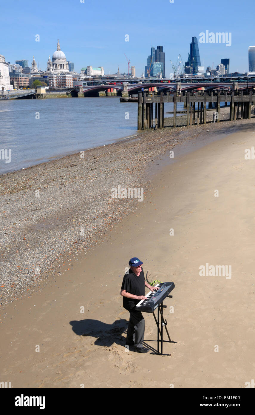 London, England, Vereinigtes Königreich. Straßenmusikant an der Themse, die Keyboards spielen bei Ebbe Stockfoto