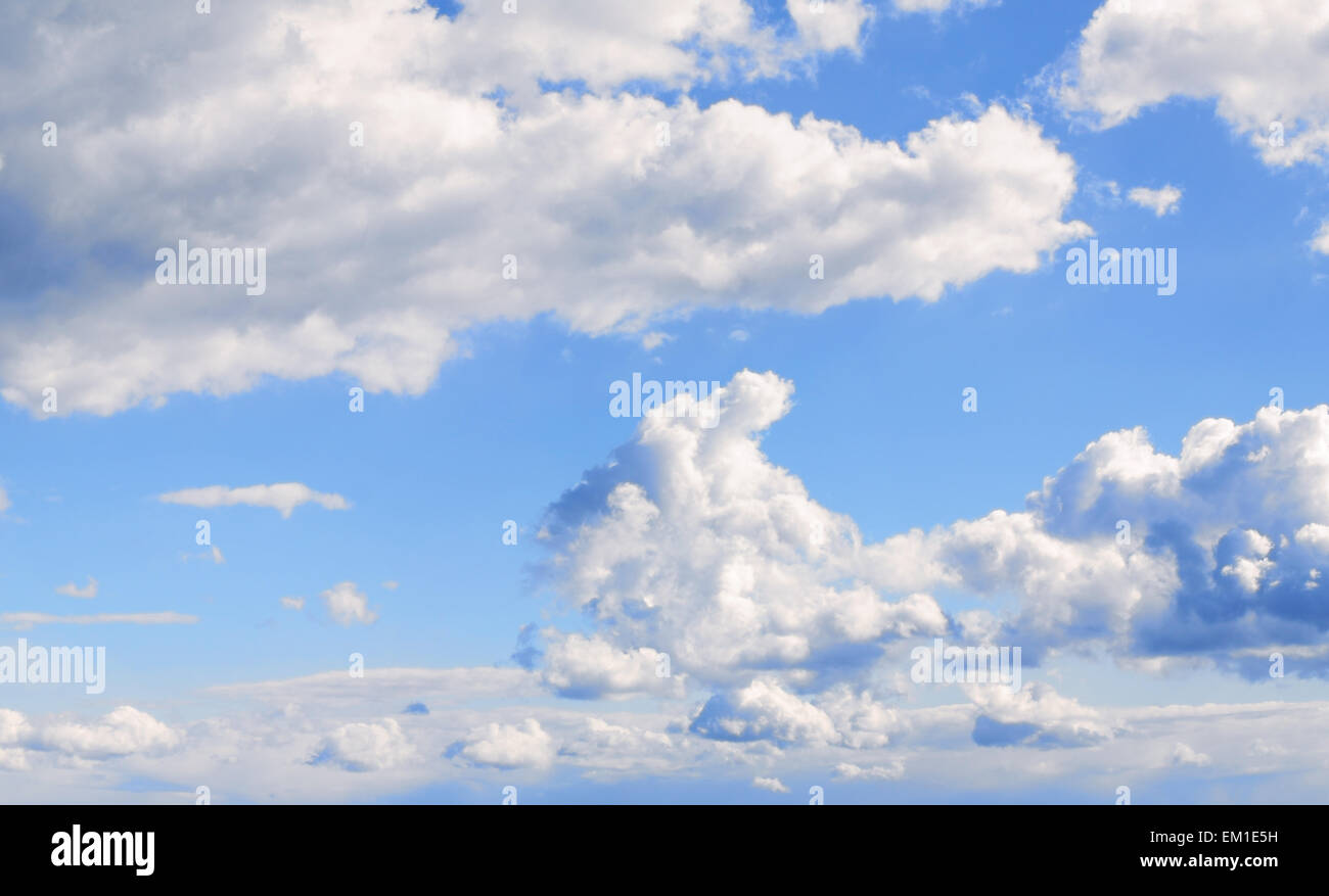 Blauer Himmel, Wolken und Sonne Licht. Sommer, Frühling Hintergrund Stockfoto