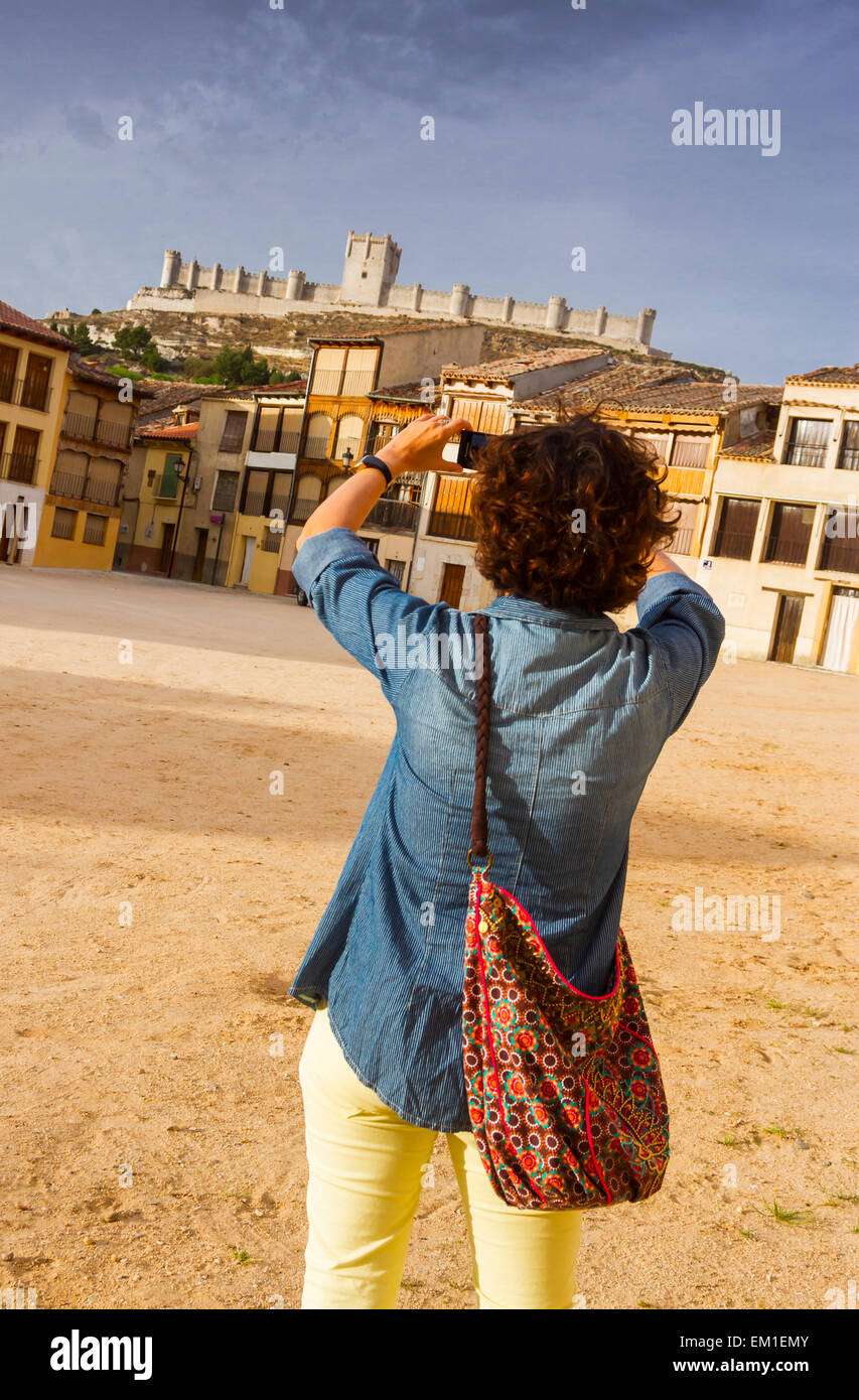 Plaza del Coso und Burg. Peñafiel Dorf. Ribera de Duero Weinregion. Valladolid. Kastilien und Leon. Spanien, Europa. Stockfoto