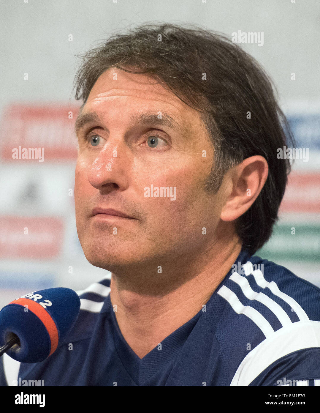 Der neue Cheftrainer des deutschen Fußball Bundesligisten Hamburger SV, Bruno Labbadia, beteiligt sich an einer Pressekonferenz in Hamburg, Deutschland, 15. April 2015. Labbadia kehrte als Hamburger SV Trainer mit sofortiger Wirkung am 15. April 2015, dem Tabellenletzten der Bundesliga vor dem Abstieg retten. Hamburg, sagte, dass Labbadia, 49, der eine erste Trainingseinheit mit dem Team durchführte, 15 Monate bis zum Ende der nächsten Saison unter Vertrag. Er spielte für Hamburg 1987-1989 und seiner ersten Amtszeit als Trainer gab es zwischen 2009 und 2010. Foto: DANIEL BOCKWOLDT/dpa Stockfoto