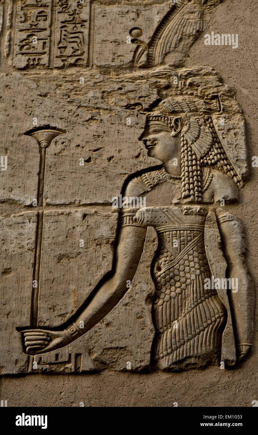 Ägyptische gravierte Bild an Wand in Kom Ombo Tempel, Ägypten Stockfoto