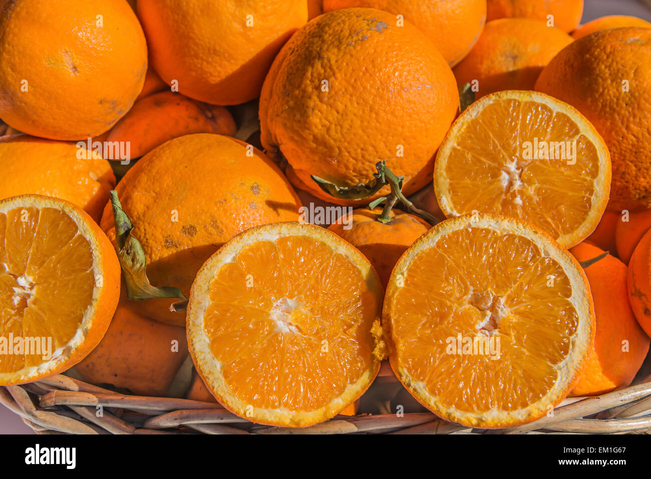 Frischen lokalen Orangen auf dem Display mit zwei Schnitt durch Anzeigen der saftig Querschnitt Stockfoto