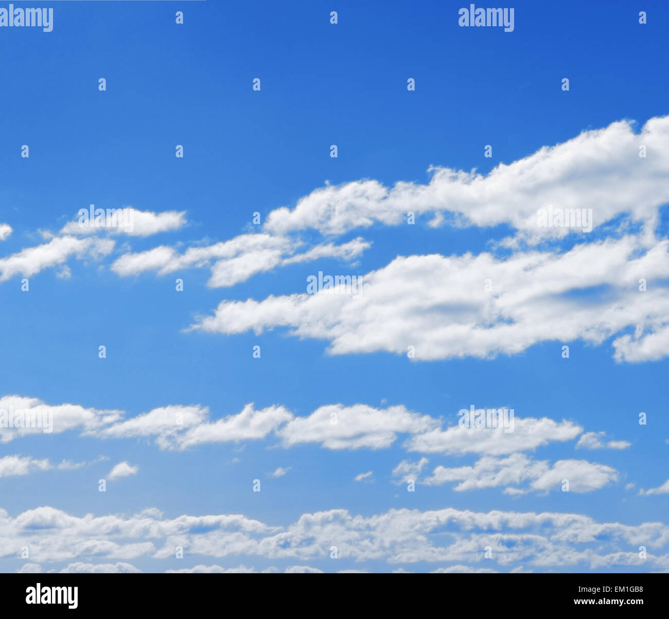 Blauer Himmel, Wolken und Sonne Licht. Sommer, Frühling Hintergrund Stockfoto