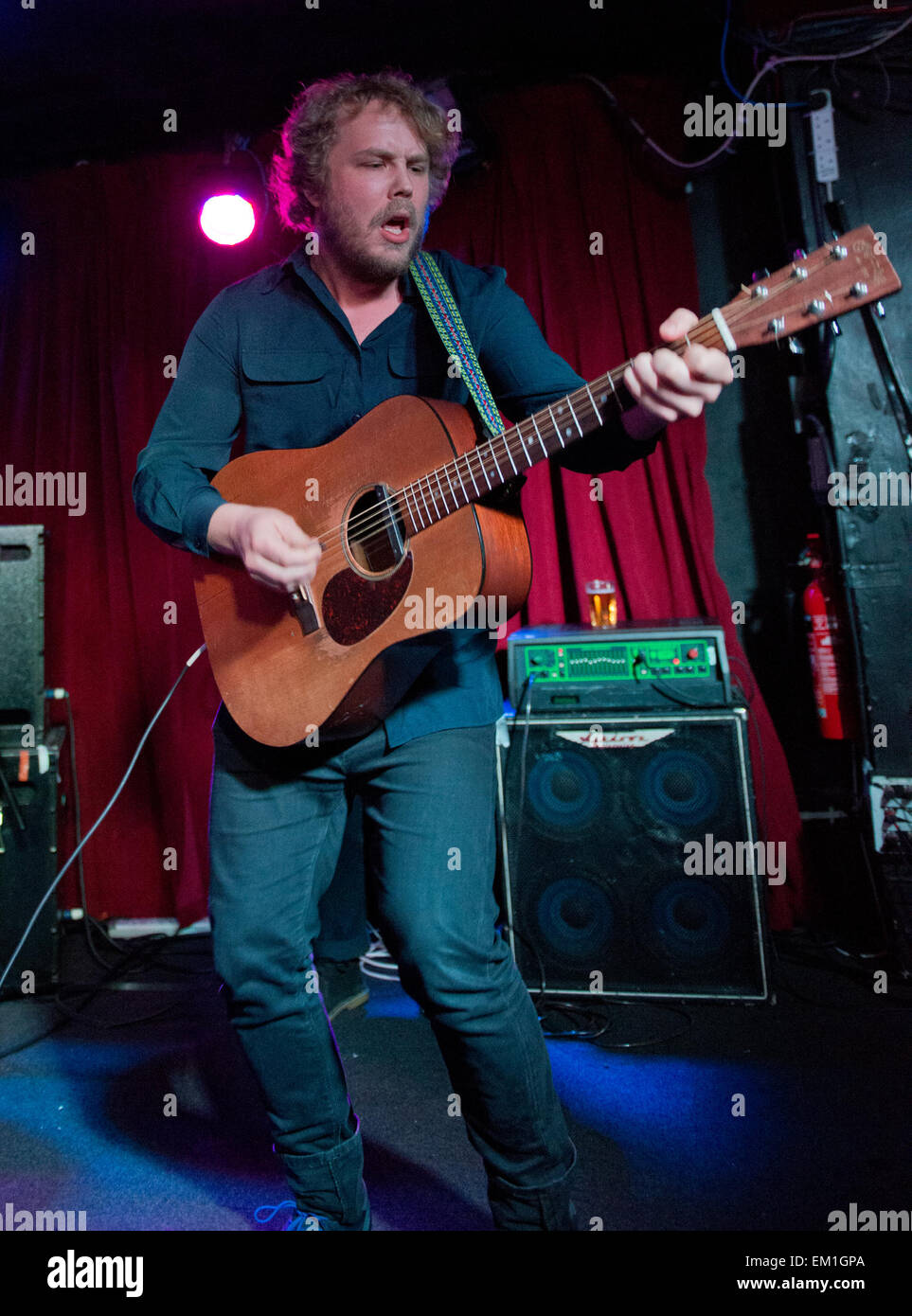 Putney, London, UK. 14. April 2015. Benjamin Folke Thomas führt an der Half Moon, Putney, zu Beginn einer 11-tägigen Tour startet sein neue Album "Rogue State Mind". Datum 14.04.2015 Ref: Credit: Charlie Bryan/Alamy Live News Stockfoto