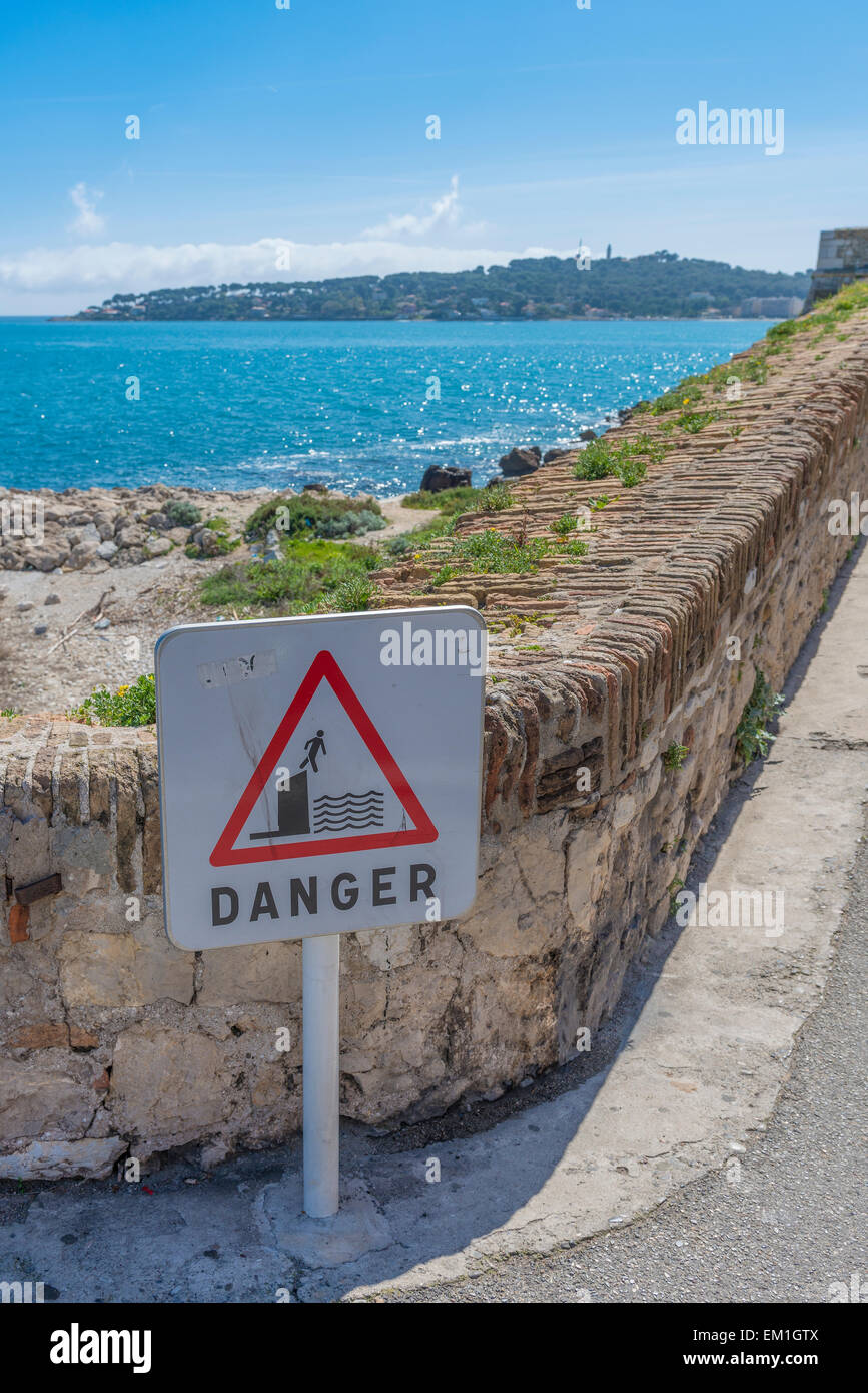 Gefahr zu unterzeichnen, auf den Wällen von Antibes alte Stadt Warnung über die Gefahren des Kletterns an den Wänden Stockfoto