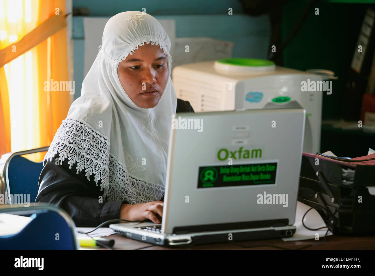 OXFAM-Mitarbeiter arbeiten im Büro nach dem Tsunami im Indischen Ozean; Lamno, Provinz Aceh, Sumatra, Indonesien Stockfoto