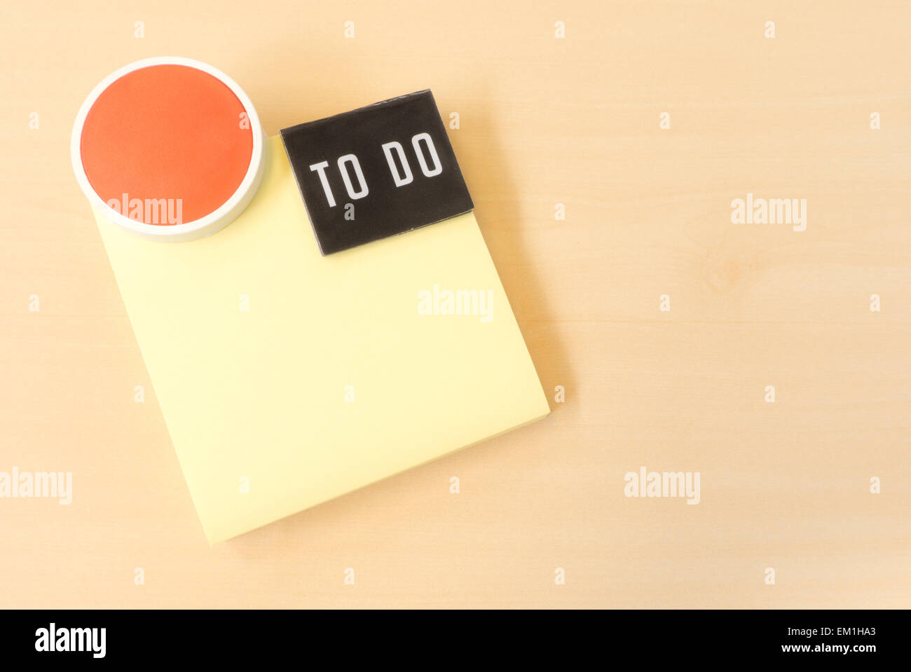 To Do-Liste auf gelben klebrigen Papier Hinweis auf braunem Hintergrund Stockfoto