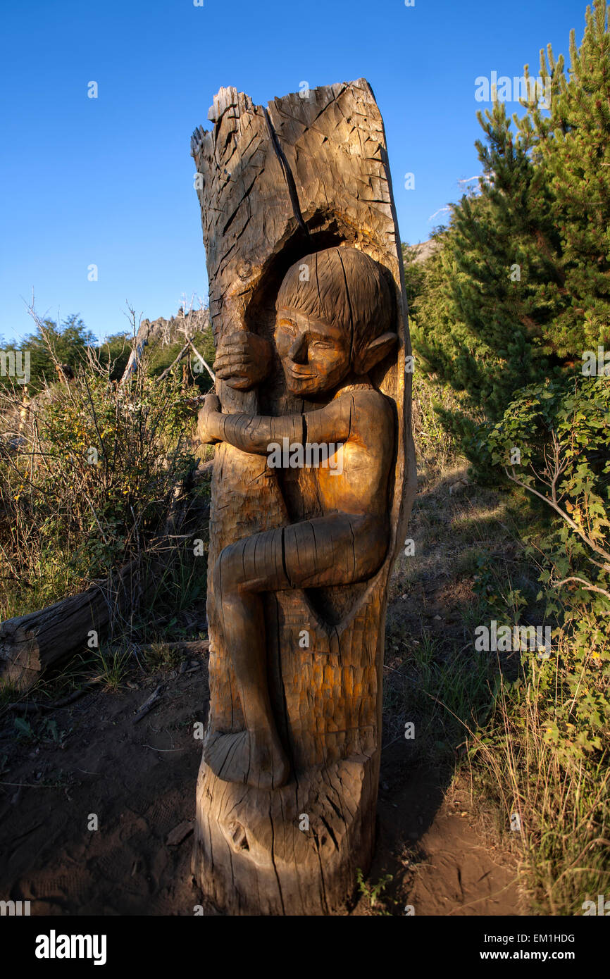 Geschnitzte Skulptur in einem Baum. El Bosque Tallado (The geschnitzt Wald). El Bolsón. Rio Negro. Argentinien Stockfoto