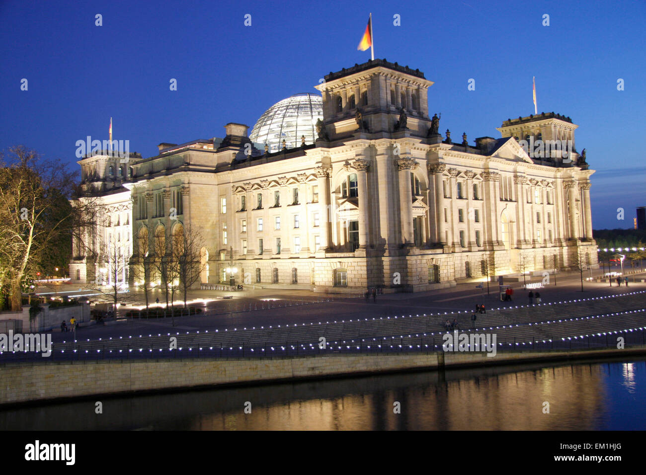 Mai 2008 - BERLIN: der Spree, Reichstags-Gebäude in Berlin. Stockfoto