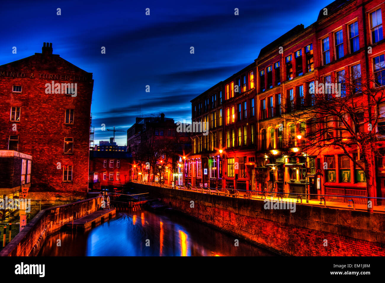 Manchester Gay Village während der blauen Stunde. HDR. Stockfoto