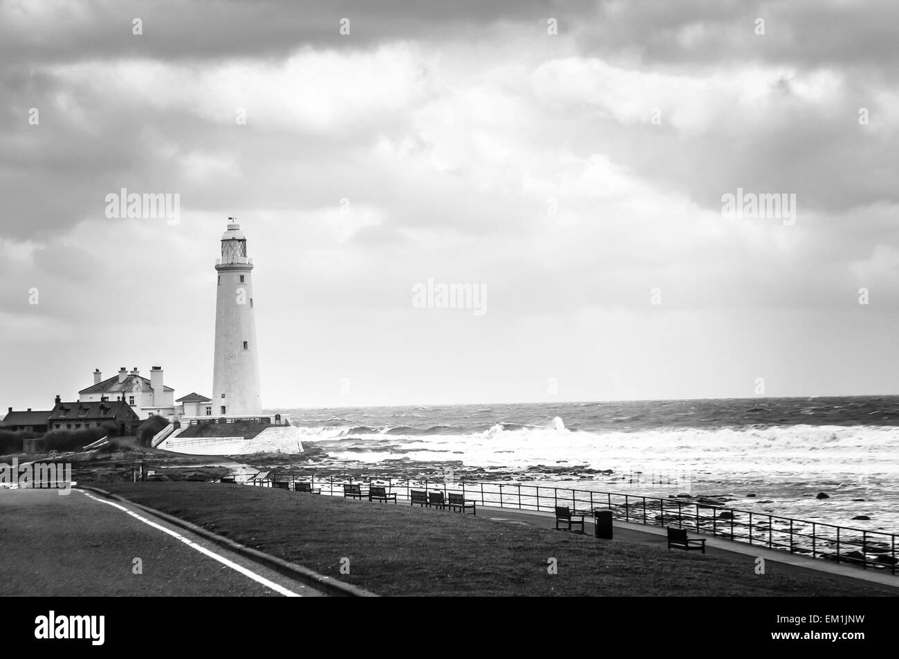 Der Leuchtturm am Whitley, Bucht eine Küstenstadt in der Nähe von Newcastle UK, an einem stürmischen Wintertag. B&W Stockfoto