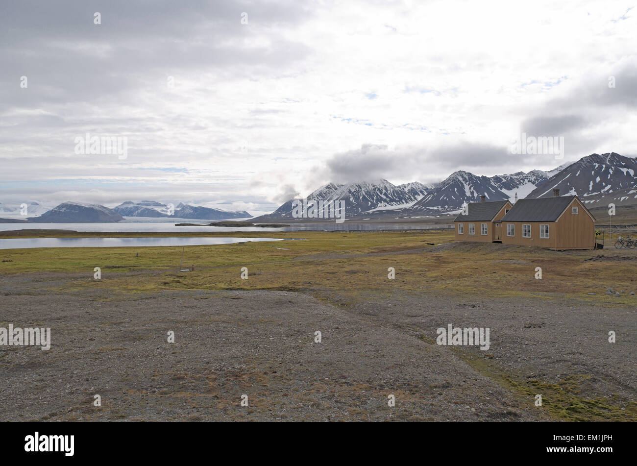 Die "englische Hütten', mit Berge & kongsvegen Gletscher (links) über über Kongsfjorden, Ny-alesund, Spitzbergen, Svalbard gesehen. Stockfoto