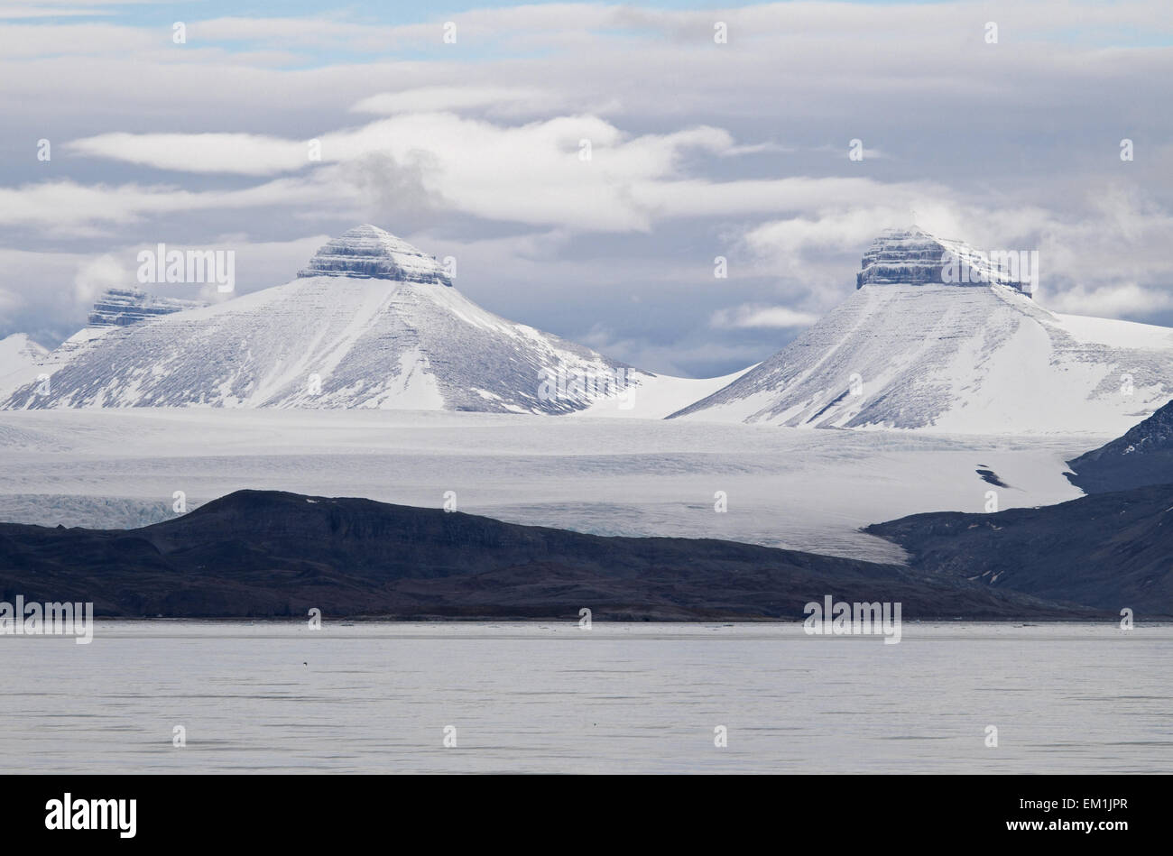 Bizarrerweise Bergen über kronebreen Gletscher und kongsfjorden aus Ny-alesund, Spitzbergen, Svalbard gesehen erodiert. Stockfoto