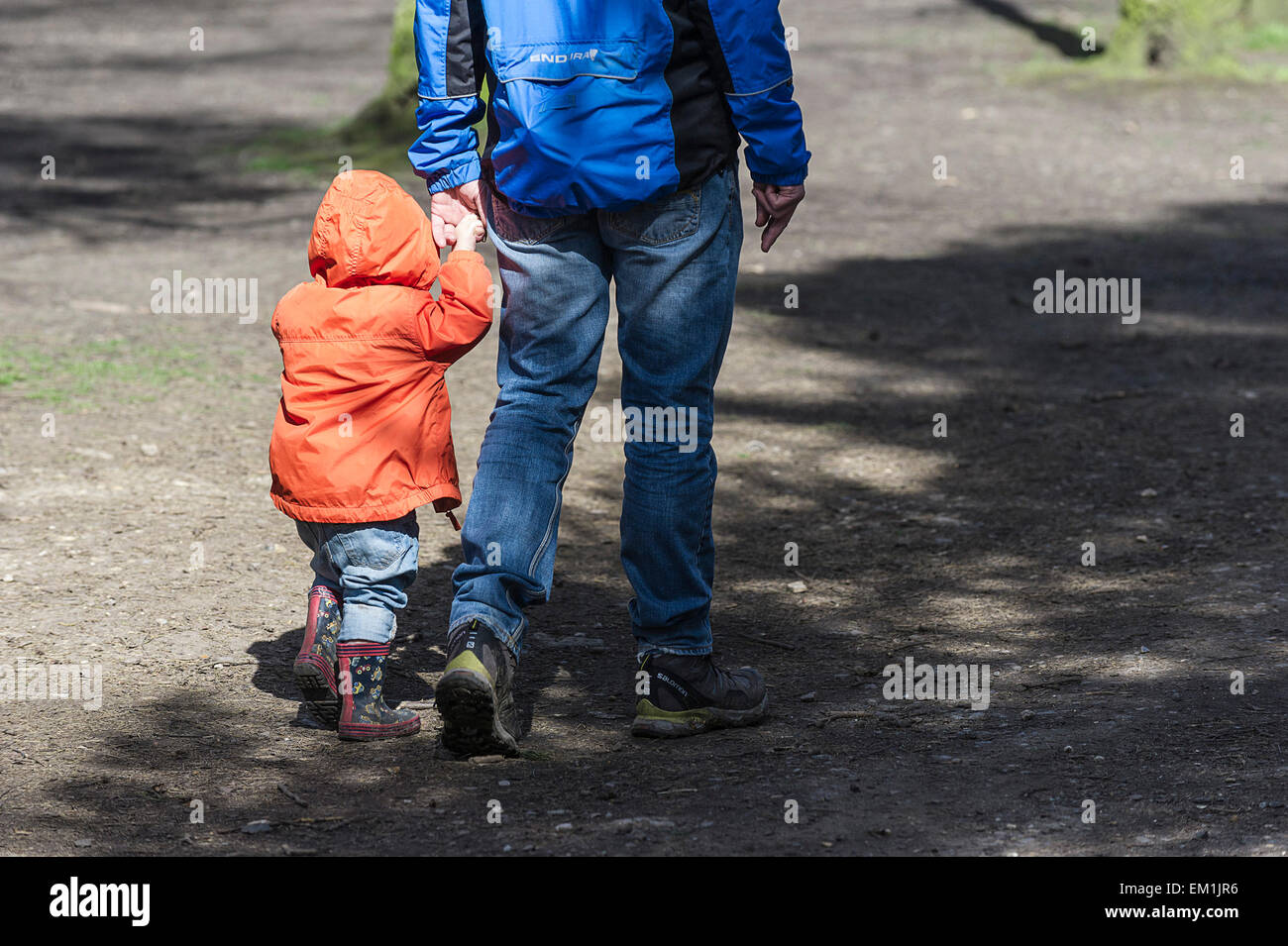 Ein Vater nimmt seinen jungen Sohn für einen Spaziergang. Stockfoto