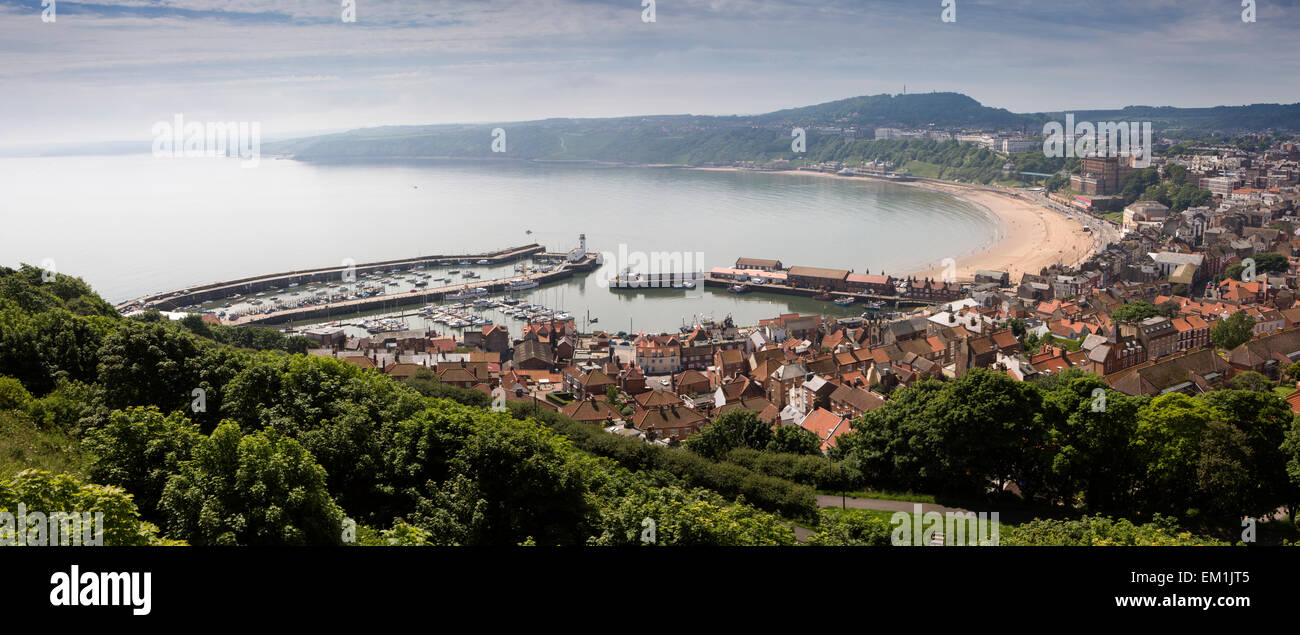Großbritannien, England, Yorkshire, Scarborough, Dächer der Altstadt und South Bay von der Burg, Panorama Stockfoto