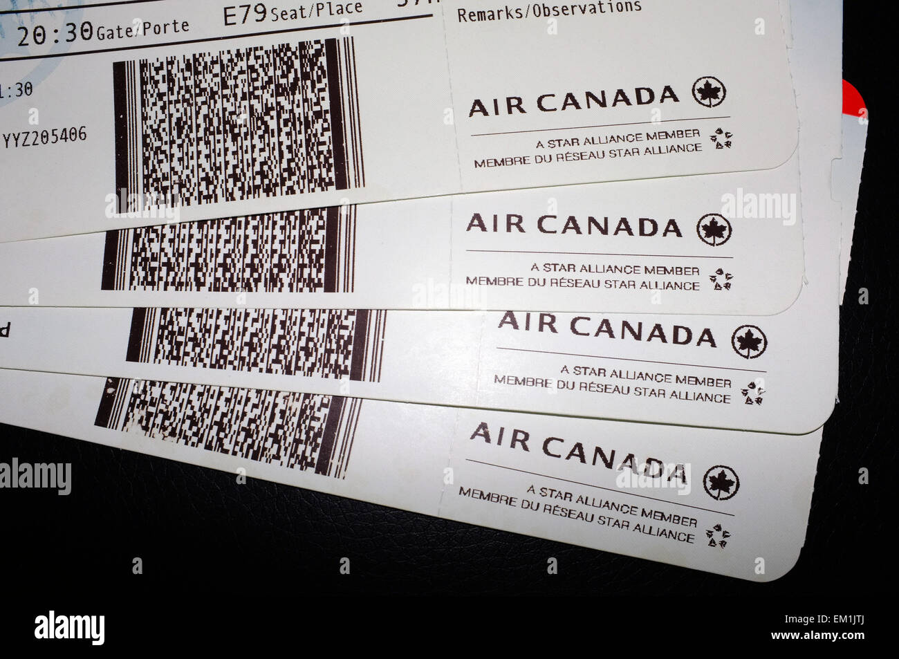 Die Barcodes auf einer Reihe von vier Air Canada Bordkarten Stockfotografie - Alamy