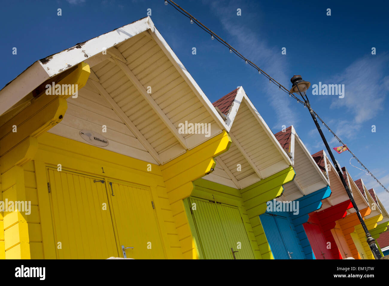 Großbritannien, England, Yorkshire, Scarborough, North Bay Promenade, bunt bemalt Strandhütten Stockfoto
