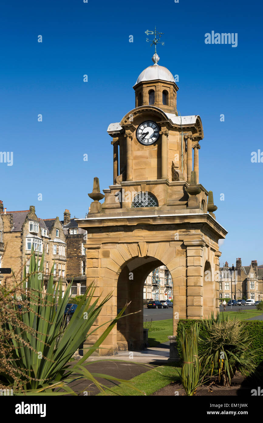 Großbritannien, England, Yorkshire, Scarborough, South Cliff, Holbeck Gärten Uhrturm Stockfoto