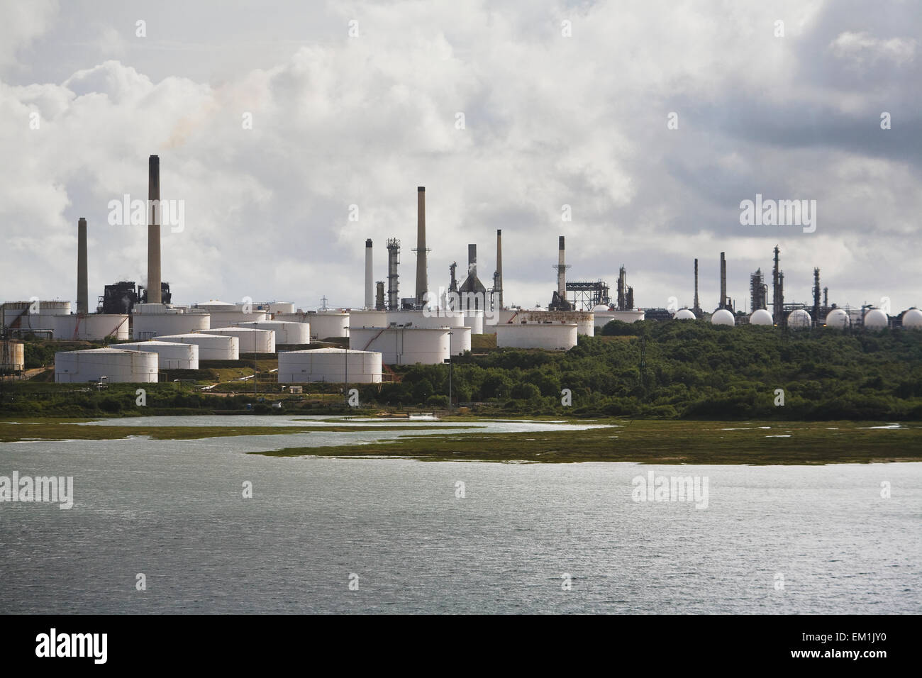 Eine Öl-Raffinerie an den Rand des Wassers; Fawley, England Stockfoto