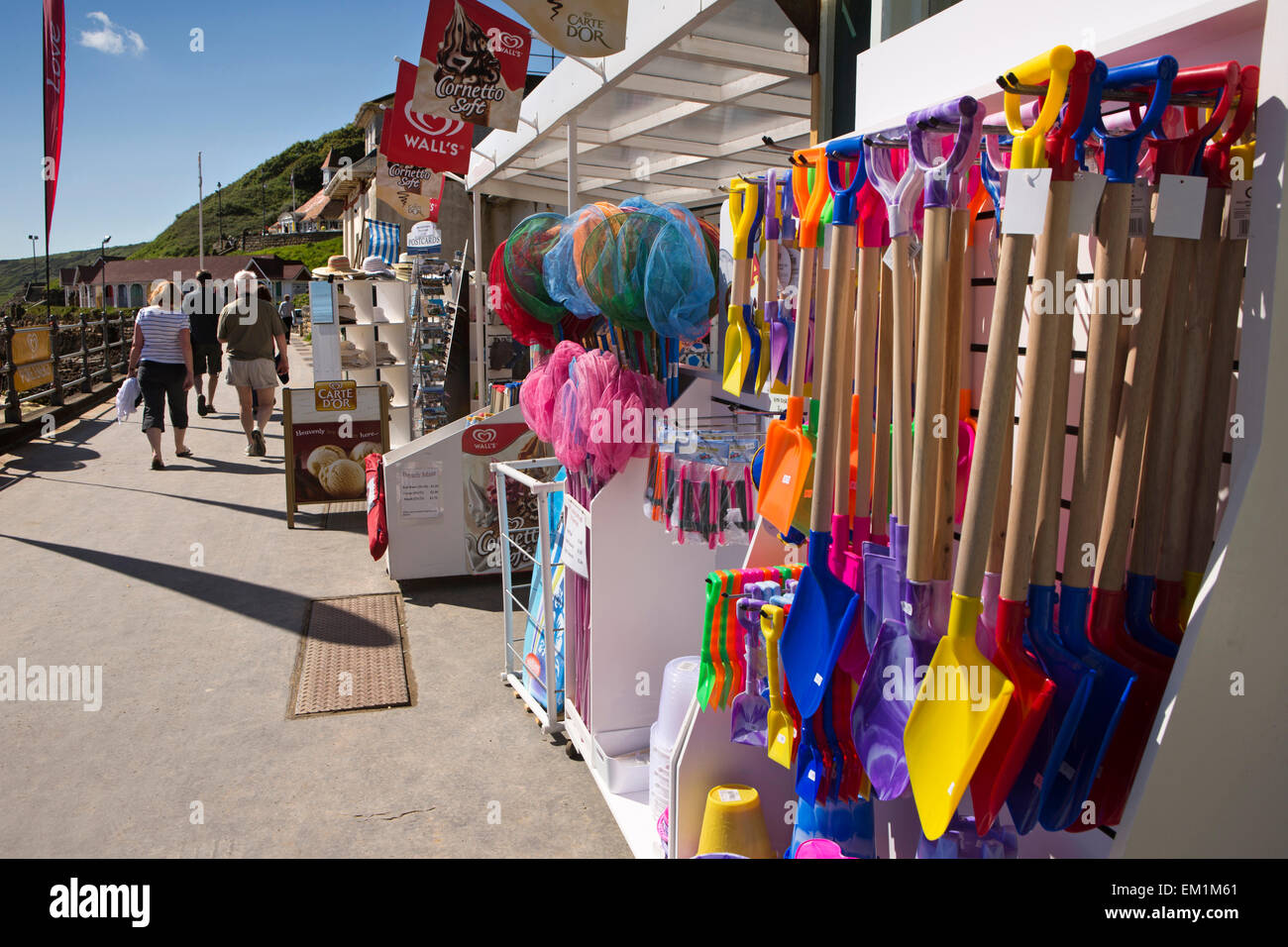 Großbritannien, England, Yorkshire, Scarborough, South Sands, Kunststoffeimer, Spaten und Netze im Strand-Zubehör-shop Stockfoto