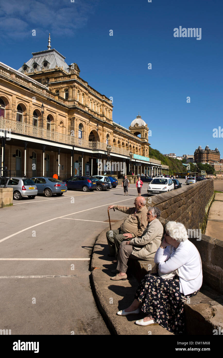 Scarborough, Yorkshire, England, UK Rentner saß bei Sonnenschein im The Spa Stockfoto