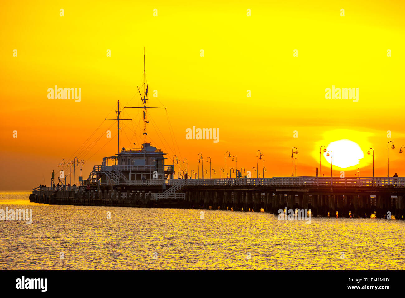 Sonnenaufgang an der Seebrücke in Sopot, Polen. Stockfoto