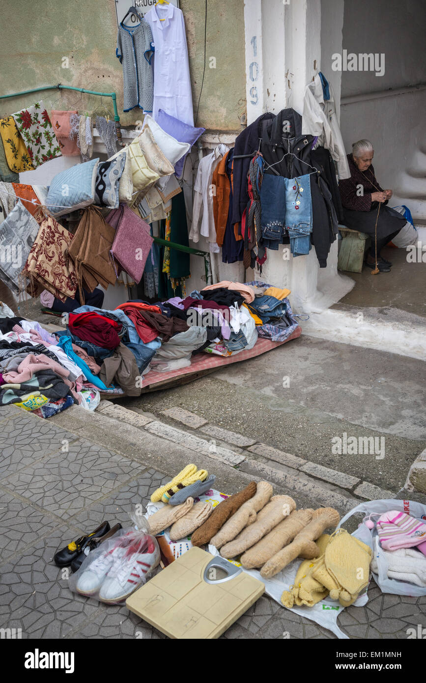 Neue und gebrauchte Kleidung auf einem Straßenmarkt in Sarand, Südalbanien. Stockfoto