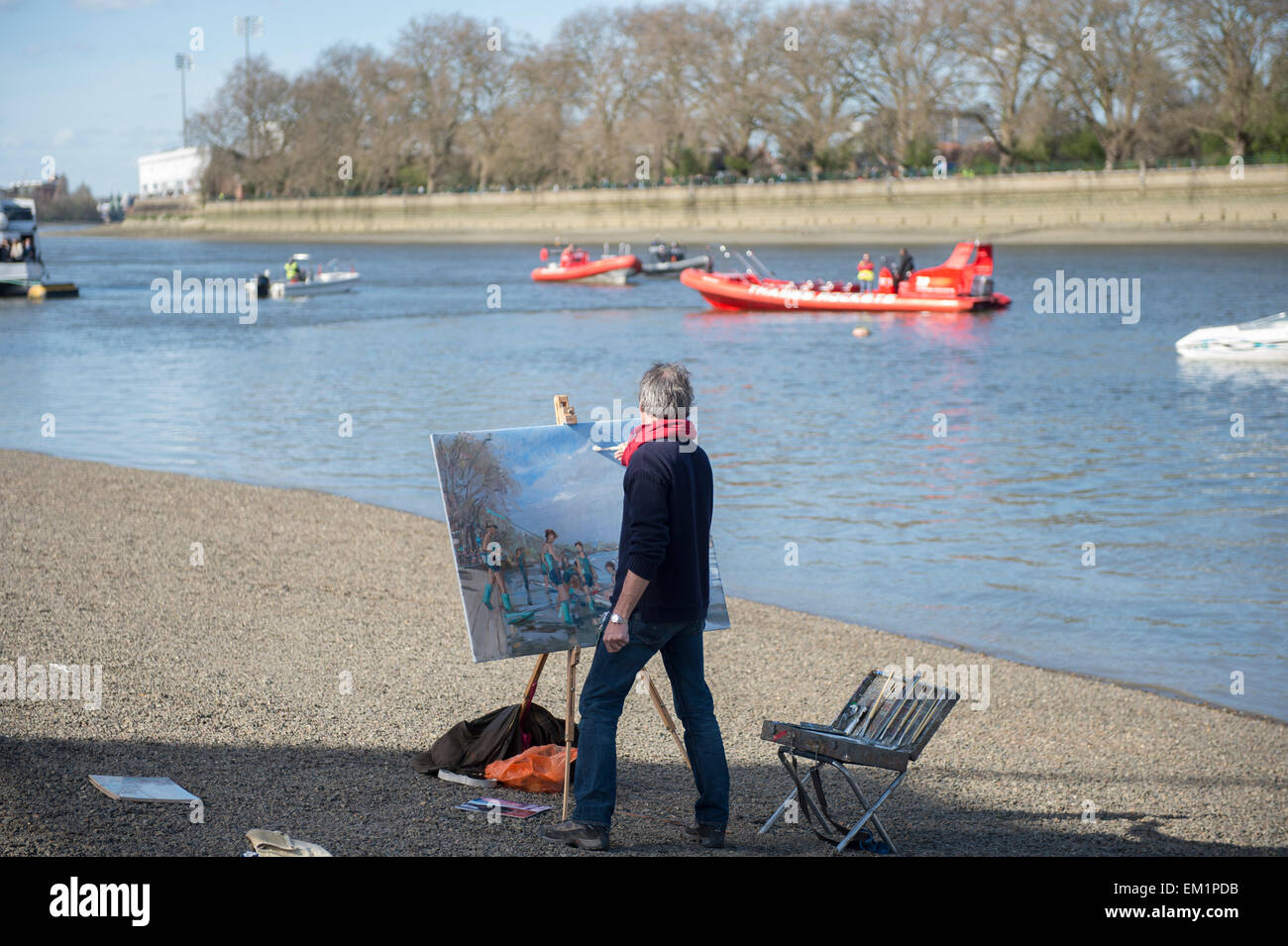 11.04.2015. Oxford University Women Boot Club (OUWBC) [blau] und Cambridge University Women Boot Club (CUWBC) [hellblau] machen Geschichte durch den Wettbewerb auf den ersten jemals Frauenrennen auf die traditionelle Männer Tideway Strecke zwischen Putney und Mortlake stattfinden.  Allgemeine Ansicht.  Londoner Künstler Nick Botting interpretiert die Szene.  Verbale copyright Version des Künstlers.  OUWBC Crew:-Bogen: Maxie Scheske, 2: Anastasia Chitty, 3: Shelley Pearson, 4: Lauren Kedar, 5: Maddy Badcott, 6: Emily Reynolds, 7: Nadine Graedel Iberg, Schlaganfall: Caryn Davies, Cox: Jennifer ihre.  CUWBC Crew:-Bogen: Fanny Bel Stockfoto