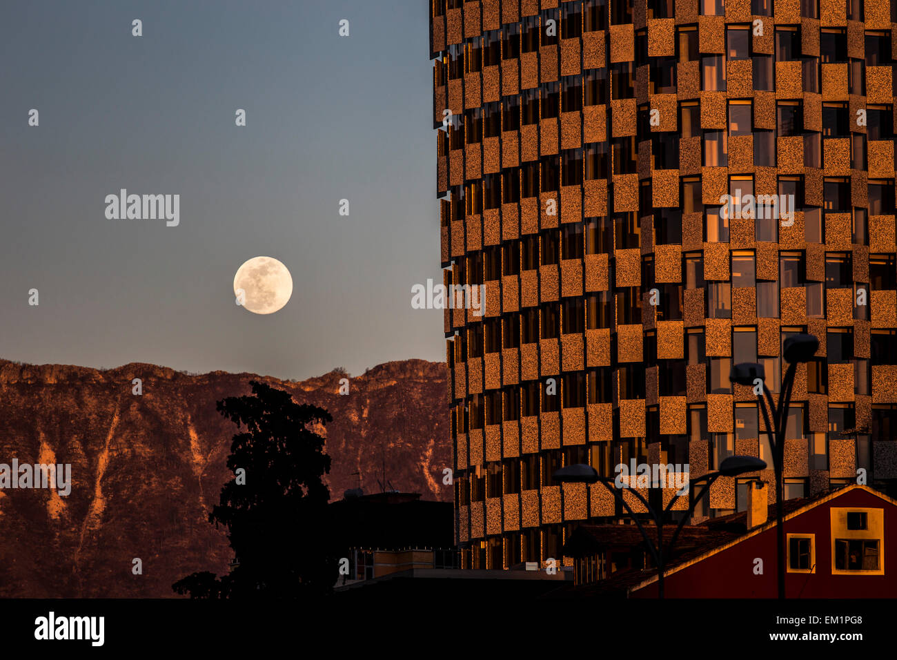 Vollmond und tid Turm in Tirana Stockfoto