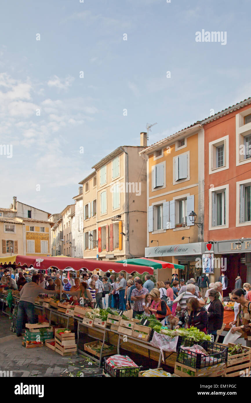 Outdoorflea Sonntagsmarkt in L'Isle-Sur-la-Sorgue, Provence, Frankreich. Stockfoto