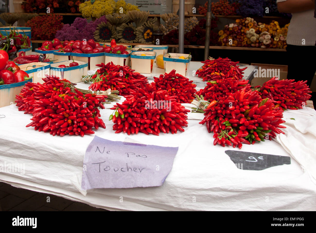 Outdoorflea Sonntagsmarkt in L'Isle-Sur-la-Sorgue, Provence, Frankreich. Stockfoto