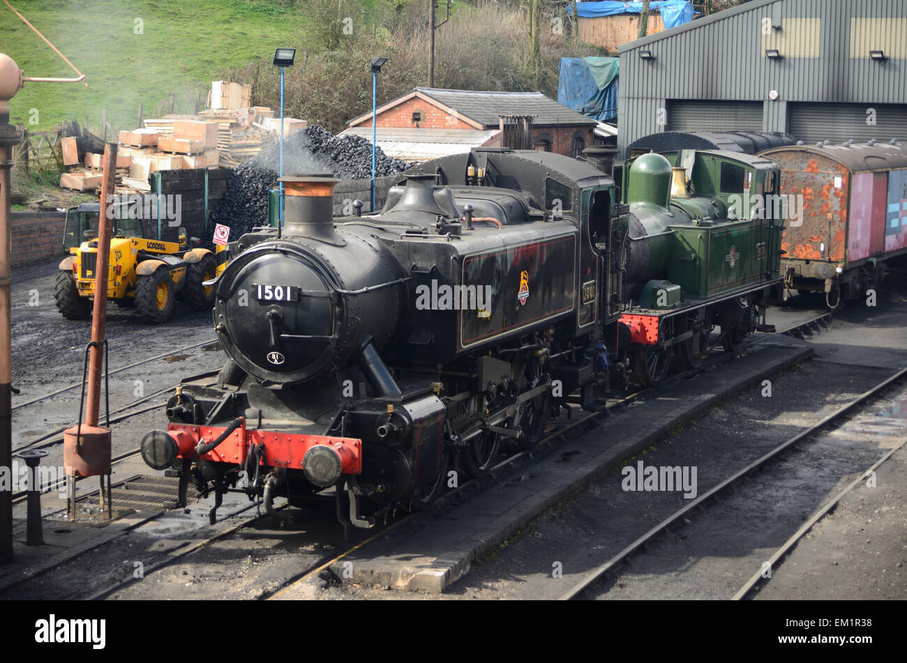 Zwei Tank Motoren saßen außerhalb des Motors an der Severn Valley Railway in Brigdnorth vergossen. Stockfoto