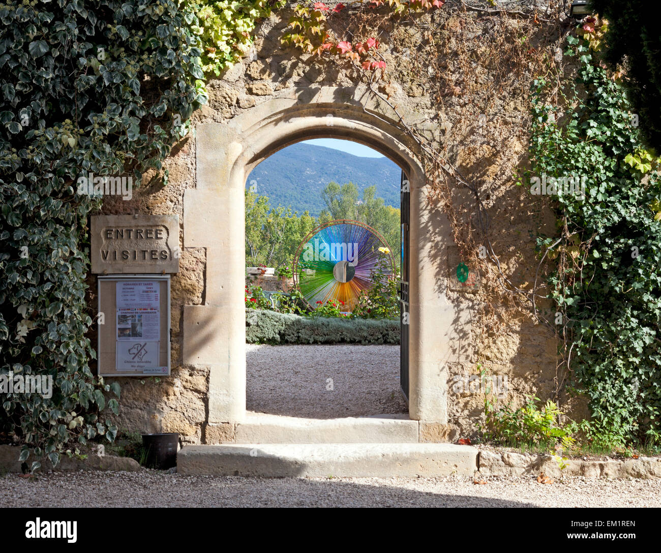 Eintritt in den Garten im Innenhof des Chateau de Lourmarin, am Stadtrand von Lourmarin, Provence, Frankreich. Stockfoto