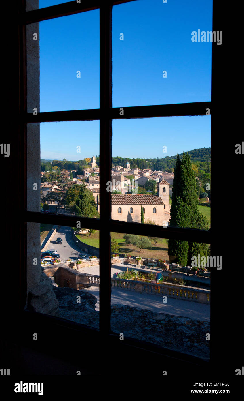 Das Dorf von Lourmarin, wie aus einem Fenster des Chateau de Lourmarin gesehen. Stockfoto
