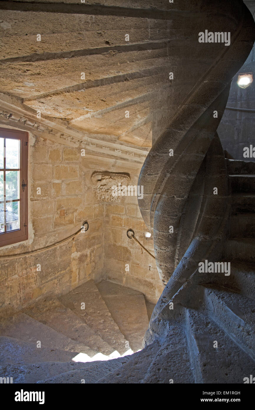 Drehen innen liegende Treppe im mittelalterlichen Flügel des Chateau de Lourmarin, Provence, Frankreich. Stockfoto