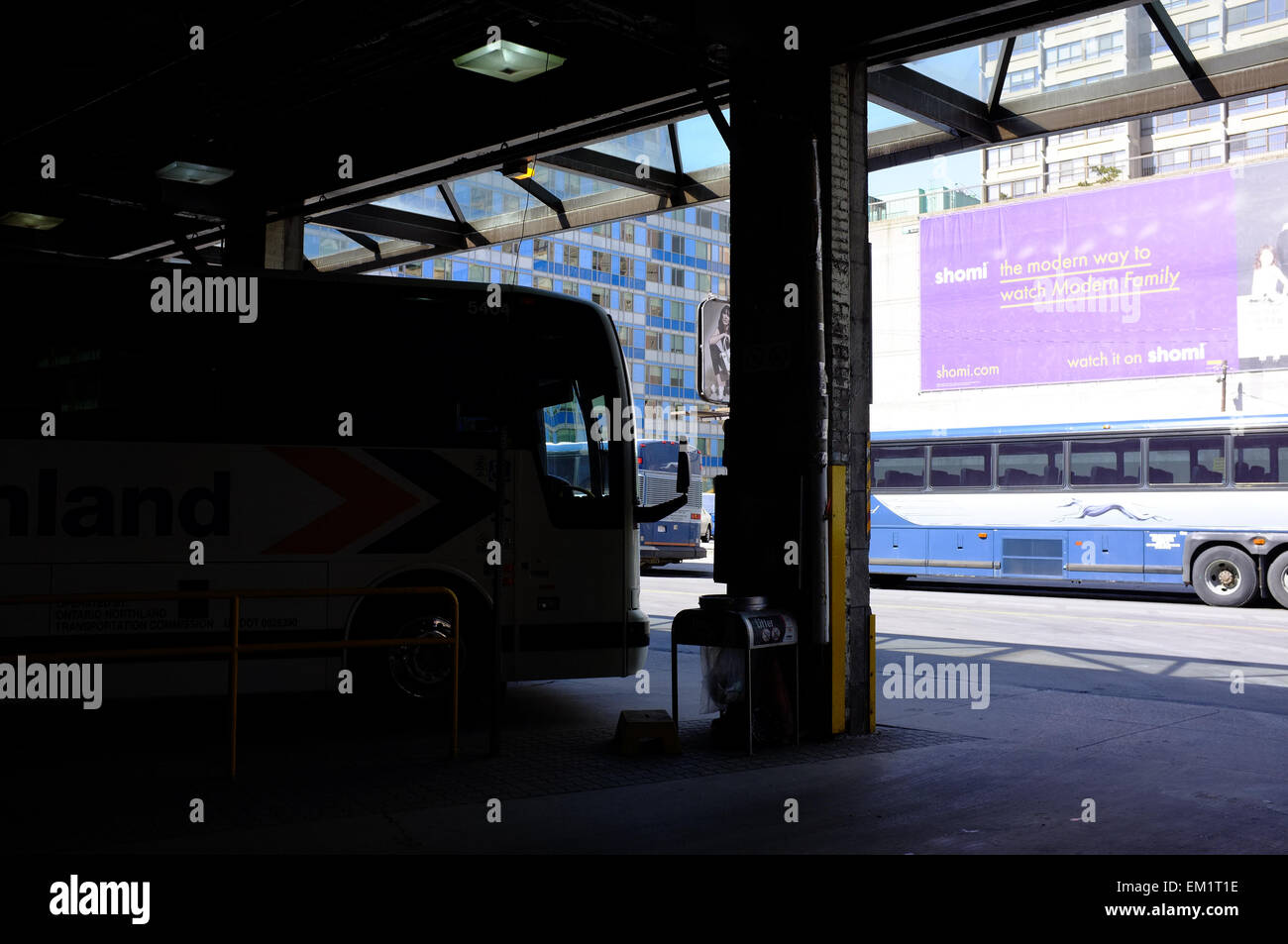 Ein Coach geparkt unter dem Deckmantel der Toronto Busbahnhof an der Bay Street in Toronto. Stockfoto